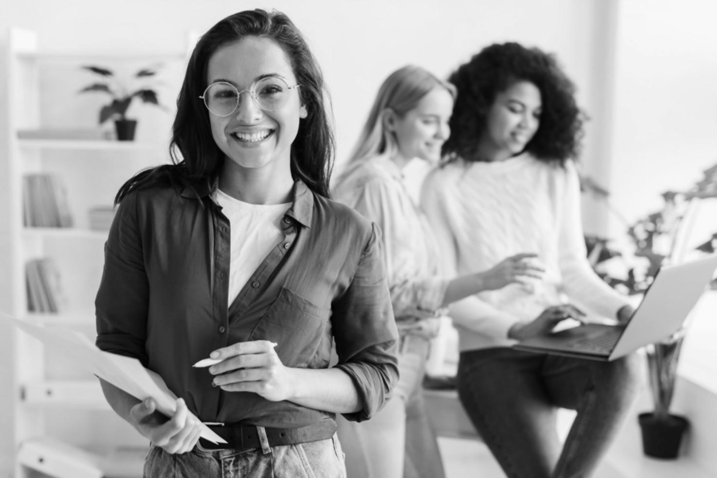 Estudiante trabajando en programa personalizado de finanzas